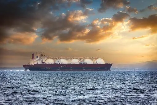 GNL El aumento de las importaciones de gas natural desde EE.UU. y la disminución de las compras a Rusia reflejan un cambio estratégico en la política energética de España.