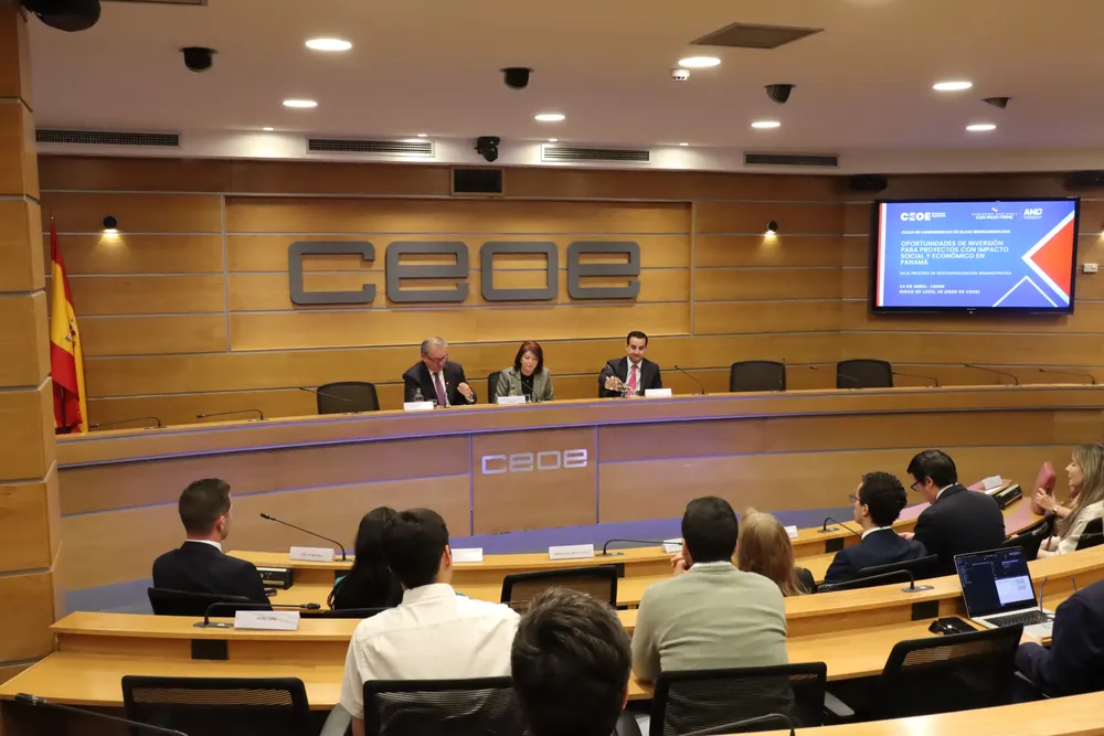 El secretario permanente de CEIB durante su intervención en el ecneutro con autoridades de Panamá en CEOE Queremos consolidar una relación de confianza entre el gobierno central, los gobiernos locales