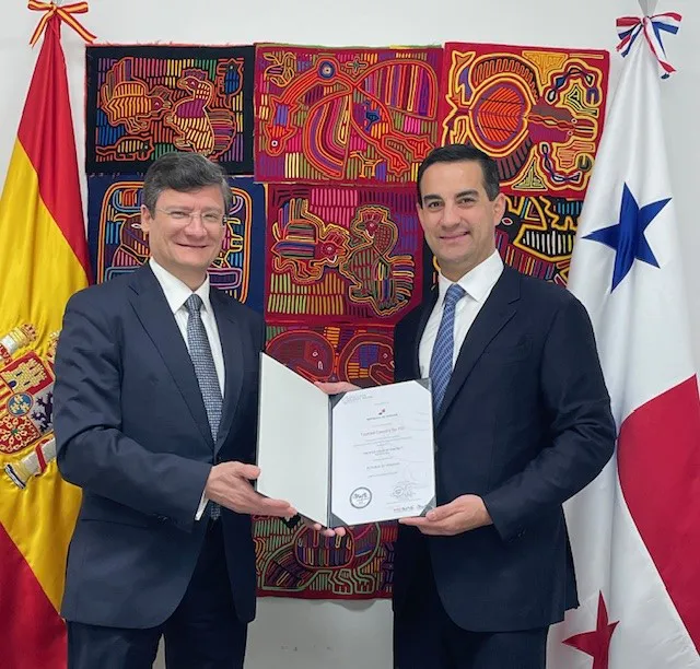 Entrega Distincion  Panama El embajador Héctor Infante junto al presidente de la fundación, José María Cubillo