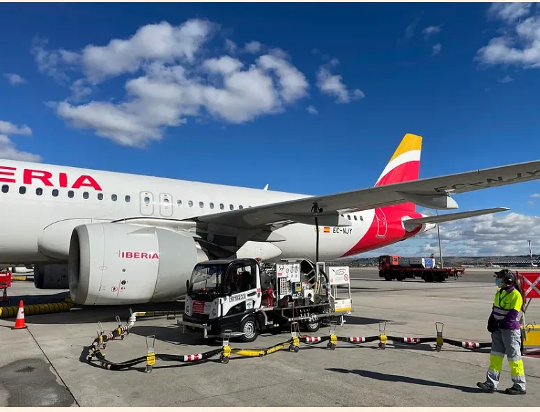 Avión Iberia El sector aéreo se enfrenta a un desafío sin precedentes: descarbonizar sin dejar de ser asequible.