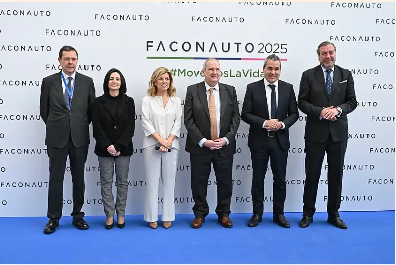 Jordi Hereu juntoa  ANFAC y FACONAUTO El sector del automóvil en España se encuentra en un momento crucial, donde la colaboración entre concesionarios, fabricantes y el Gobierno será determinante