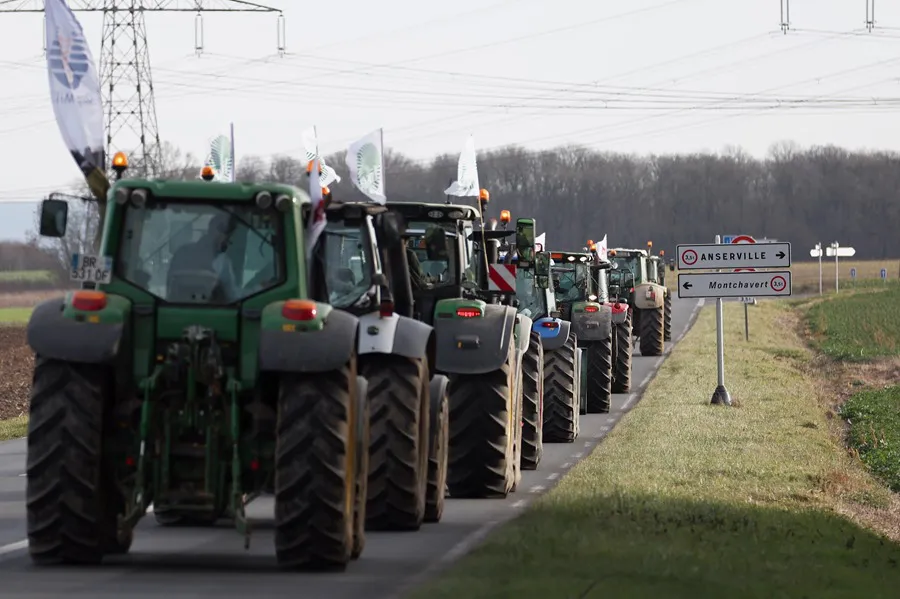 Bloqueo agrigultor Tractores protestando en la frontera de Francia