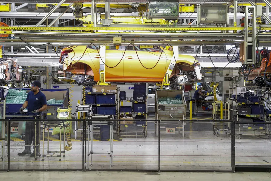 Cadena de montaje Un vehículo en la empresa OPEL en plena producción