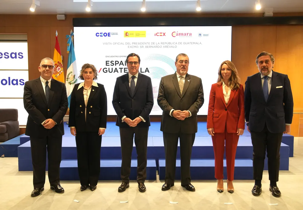 Participantes en el Encuentro Empresariaol España-Guatemala en CEOE, con motivo de la visita del Presidente, Bernardo Arévalo