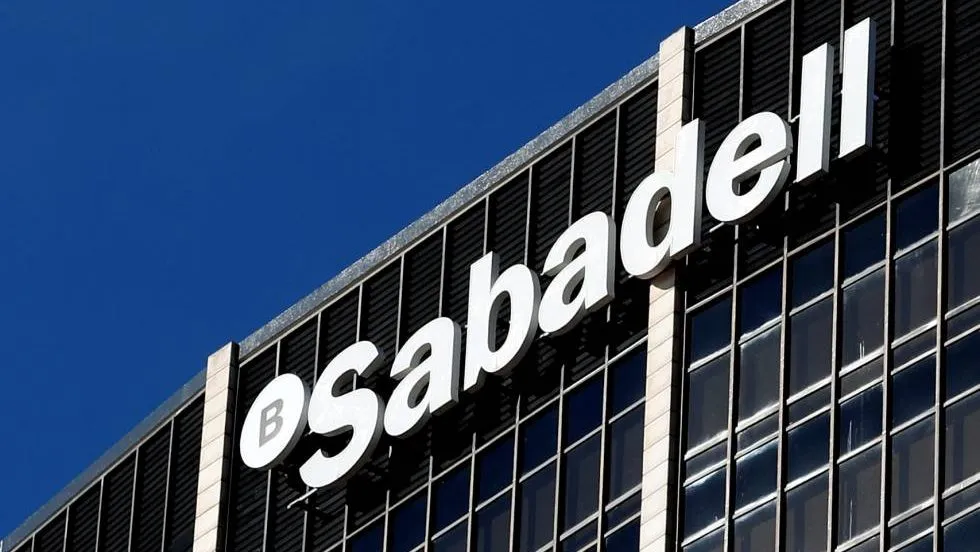 Banc Sabadell La patronal también critica el procedimiento utilizado por la CNMC