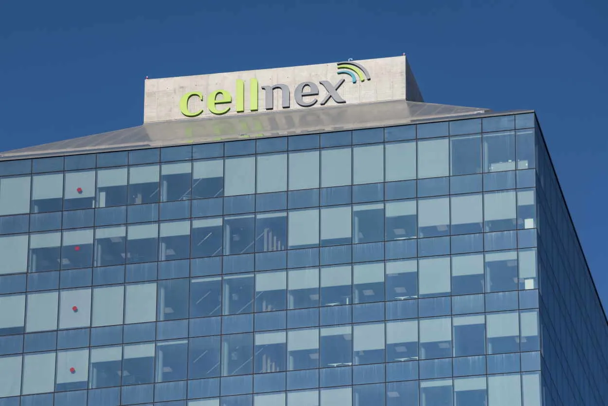 Oficias de Cellnex  En 2018, la compañía llevó a cabo un plan de bajas que resultó en la salida de 194 empleados. 