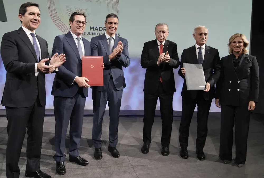 Firma del MOU entre CEOE y DEIK