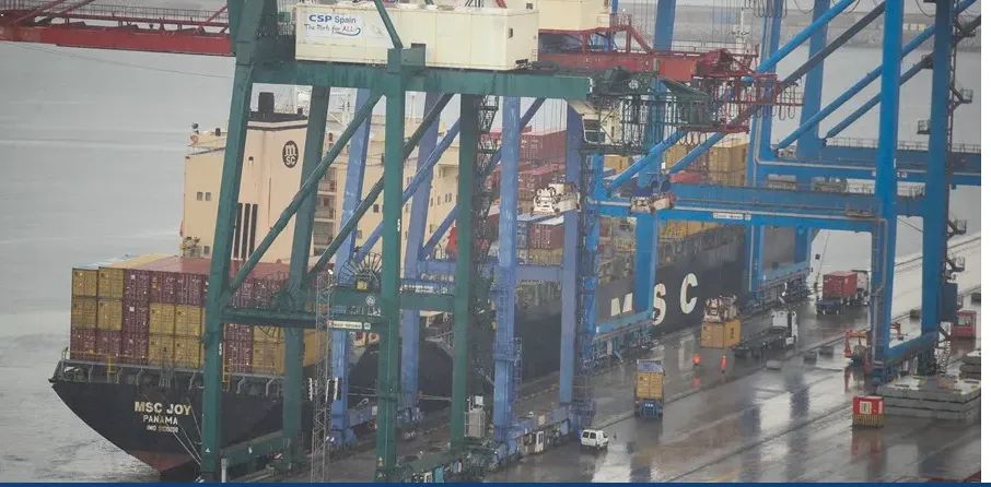 Buque carga con contenedores