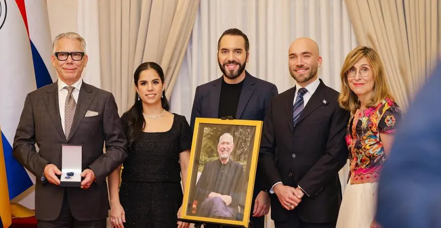 Presidente Bukele El acto comenzó con un homenaje a Piero Coen Montealegre, empresario centroamericano