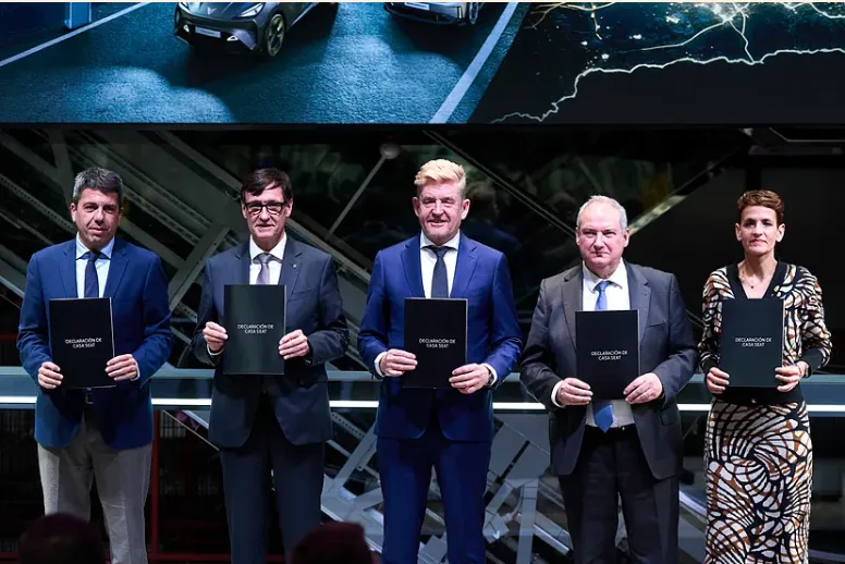 Presidente de SEAT con autoridades de gobierno De izquierda a derecha, el president de la Generalitat Valenciana, la Generalitat de Cataluña; el presidente de Seat, Wayne Griffiths; el ministro de Industria y Turismo, y la presidenta de Navarra.