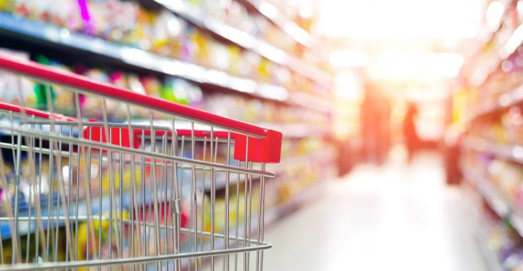 Carro de la compra Un supermercado y un carro vacío