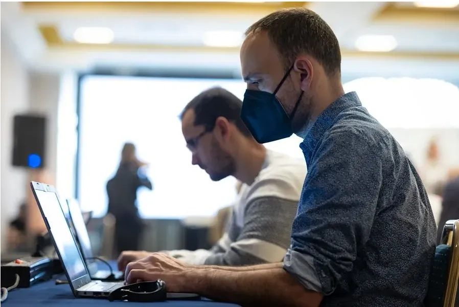 Unas personas trabajan en una oficina en Toledo. EFE