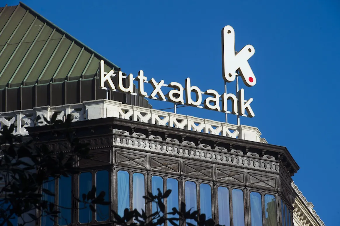 Sede Kutxabank Para los analistas, el movimiento fortalece la posición de solvencia de Kutxabank,