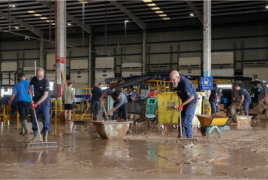 Trabajadores en el una Nave de Valencia