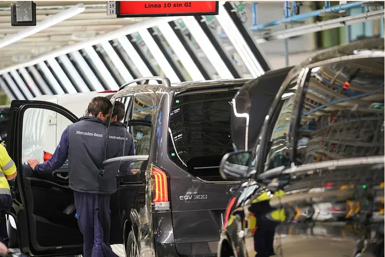 Planta de Mercedes Benz en Vitoria El retroceso en la fabricación de vehículos de gasolina y diésel ha sido especialmente significativo.