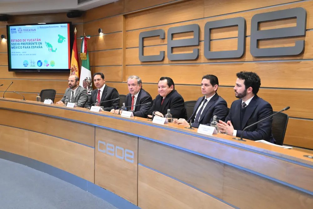 Ponentes en el encuentro con el gobernador de Yucatán y una delegación empresarial del Estado mexicano.