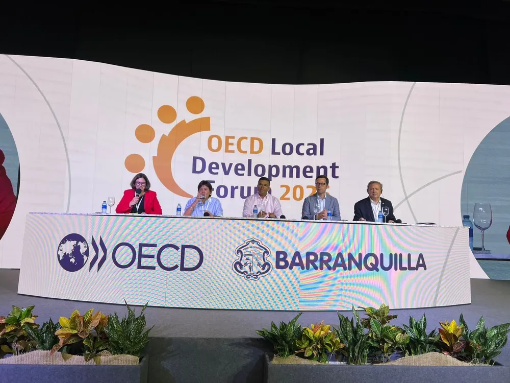 El secretario permanente de CEIB, Narciso Casado, junto a destacados expertos en el foro organizado por la OCDE en Barranquilla.jpeg