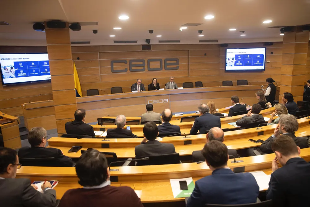 Participantes en el encuentro empresarial con la presidente de ProColombia, Carmen Caballero, en CEOE.