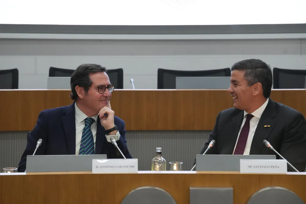 El presidente de CEOE, Antonio Garamendi conversando con el presidente de Paraguay, Santiago Peña