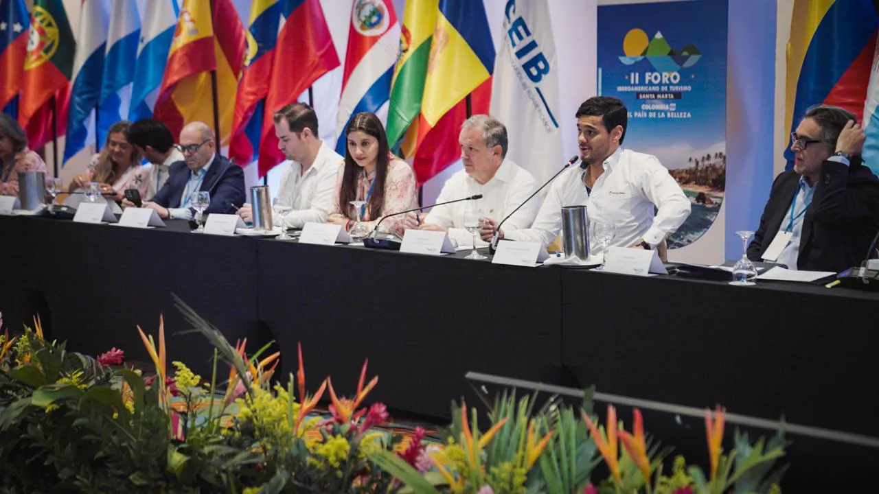 Algunos de los participantes en la reunión a puerta cerrada durante la primera jornada del Foro de Turismo en Santa Marta